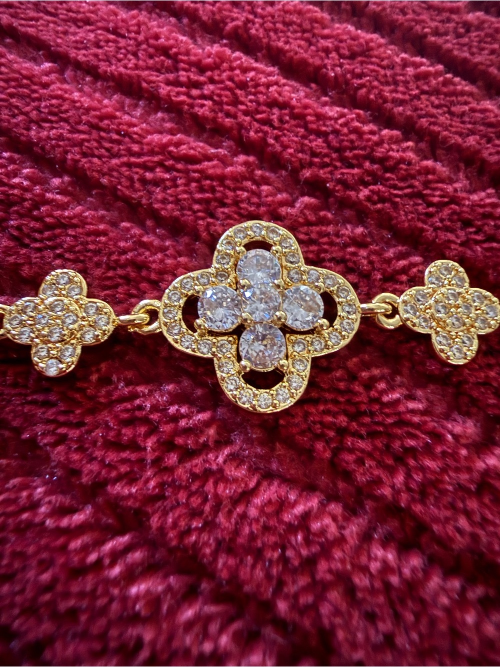 18K Gold Filled NEW in Box Icy Clover 
Link Bracelet
7.5” length